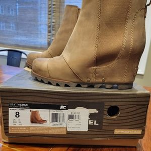 Sorel Lea Wedge 8 in Elk Curry
